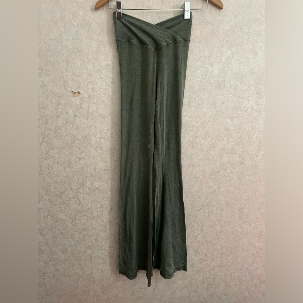 offline by aerie women's small green athletic pants